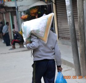 काठमाडौँको जोरपाटीमा लकडाउन चली रहंदा बेलूका (फोटो फिचर )