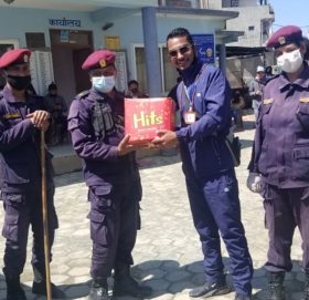 लकडाउनबाट समातिएका ७० बढीलाई समाजसेवी राजु सुनारद्वारा प्रहरी बिटमै खाजा वितरण