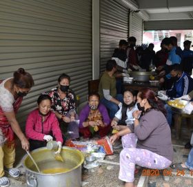 लकडाउनमा भोकै बस्नु पर्दैन, जोरपाटी चोकमा खुवाउदै खाना {फोटो सहित}