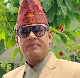 लकाडाउनका कारण गोकर्नेश्वोर न.पा. वडा नं ५ ले राहत वितरण गर्न नाम संकलन गर्दै