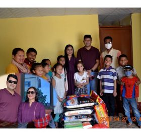 समाजसेवी दिपक रिसालको दाम्पतीद्वारा बाल आश्रमलाइ राहात प्रदान (फोटो )