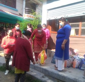 मुक्तिनाथ महिला समुहद्वारा बिपन्न वर्ग र सुत्केरीलाई  राहत वितरण
