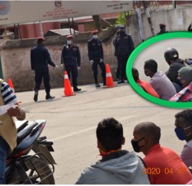 कोरोनाले भन्दा भोकले मर्न सक्ने भन्दै मजदुरहरु घर जानको लागि पास लिन सडक पेटीमा