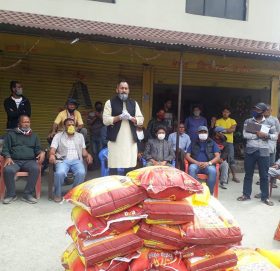 समाजसेवी दोर्जेमान जिम्बाद्वारा भक्तपुरका ३७ मजदुरलाई राहत स्वरूप खाधान्न वितरण