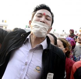 राहत बाँड्ने फारम भर्न पैसा लिएको स्पष्टीकरण माग्दा प्रहरीद्वारा पिटिए मजदुर र बालक