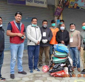 खाना खुवाउने ठाउँमा राहात पुर्याउदै गोकर्नेश्वोर नगरपालिका