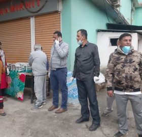 गैरीगाउँ युवा क्लबद्वारा जोरपटी ओरालो एभरेष्ट बैंक पछाडी नि:शुल्क खाना बितरण