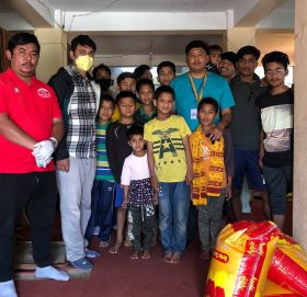  दक्षिणढोका युवा क्लबद्वारा बाल आश्रमलाई खाद्यान्न सहयोग