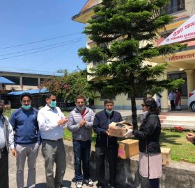 अस्पताललाई स्वास्थ्य सामग्री हस्तान्तरण