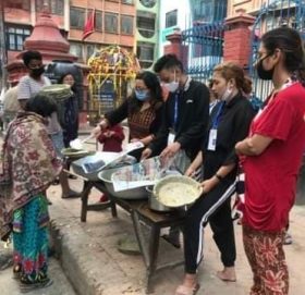 समाजसेवी सुरभी श्रेष्ठद्वारा मजदुर तथा बिपन्नहरुलाई नियमित खाना बितरण