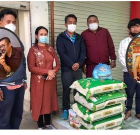 स्वर्गीय दोर्जे ल्हामुको स्मृतिमा गोकर्नेश्वोरको नि:शुल्क भोजन गराउने स्थानमा खाद्यान्न प्रदान