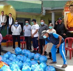 गोकर्नेश्वोर न.पा.को समन्वयनमा प्ल्युल ल्हाटुल रिम्पोछे च्यारिटीद्वारा राहात वितरण