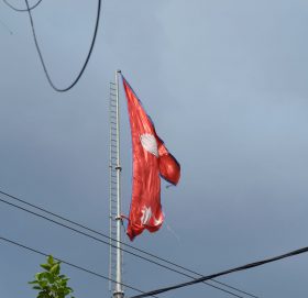 माइतीघर मण्डलामा राखिएको राष्ट्रिय झण्डाको बिजोक