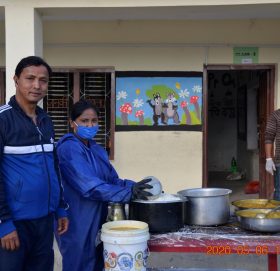 सुन्दरीजलमा दैनिक ७०० बढीलाई खाना खुवाउदै