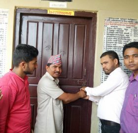 दलित बिधार्थी भर्ना गर्न नमान्ने स्कुलमा तालाबन्दी