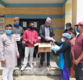 नेपाल दलित बिधार्थी संघ रामेछापद्वारा स्वास्थ्य सामाग्री हस्तान्तरण