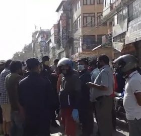 काठमाडौँ जोरपाटीका व्यापारीहरु लकडाउन तोडेर उत्रिए सडकमा