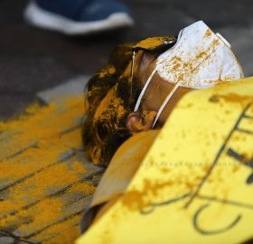 प्रधानमन्त्रीको बेसार खानु पर्ने कुरा लिएर काठमाडौँमा युवाहरु बेसार दलेर बिरोध गर्दै