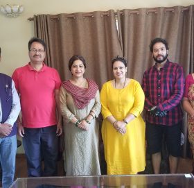 बिश्वो हिन्दु महासंघका उपाध्यक्ष ज्योत्सना साउदद्वारा बिरामीलाई आर्थिक सहयोग