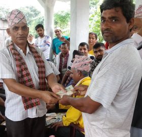 दुग्ध उत्पादक किसानलाई अनुदान वितरण