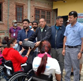 व्हिल चियर प्रदान गरि अपांगताको साहारा बन्दै गोकर्नेश्वोर नगरपालिका र एन.आर.एस.डी
