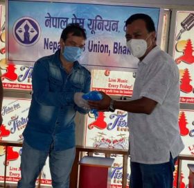 नेविसंघले भक्तपुरका संचारकर्मीहरुलाई स्वास्थ्य सुरक्षा दियो