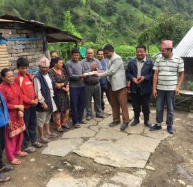 रामेछापका यूवाहरुको नमुना काम : आगोलागी पीडितलाई पाँच लाखभन्दा धेरै सहयोग हस्तान्तरण, अझै जारी