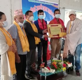 संचारकर्मी घिसिङ नगद सहित सम्मानित