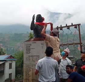 वीपी कोइरालाको १०७ औँ जन्म जयन्तीको अवसरमा रामेछापमा वीपीको शालिकमा माल्यार्पण