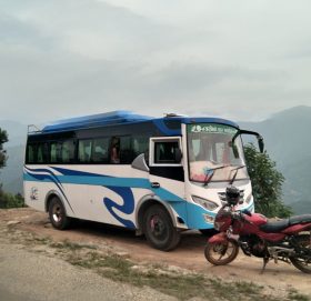 रामेछापमा सार्वजनिक यातायात चल्नेबारे अन्यौल्ता : दोब्बर भाडा लिदै यातायात व्यवासायी, यात्रुमारमा