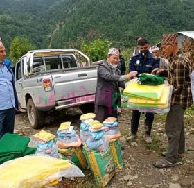 बाढीपीडितहरुलाई गोकुलगंगा गाउँपालिकाद्वरा राहात वितरण