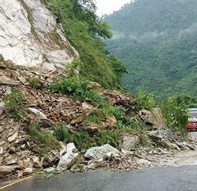 एकैदिन पाँच वर्ष यताकै धेरै पहिरो : नारायणगढ–मुग्लिन सडकखण्ड बन्द