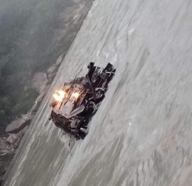 तेल बोकेको ट्याङ्कर त्रिशूली नदीमा खस्यो : भिषण आगलागी