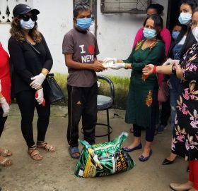 मेची महाकाली बुहारी संयुक्त आवाज काठमाडौं शाखाद्वारा मृगौला पिडितलाई नगद प्रदान