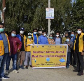 लायन्स क्लव अफ काठमाडौँ जोरपाटीले प्रहरी र बटुवालाई माक्स सेनिटाईजर वितरण