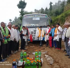 दोरम्बाको पात्लेमा पहिलो पटक अरनिको बस पुग्यो, गाउँलेले गरे भब्य स्वागत