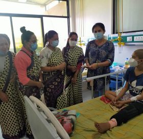 क्यान्सर पिडितलाई मुक्तिनाथ महिला समुहद्वारा आर्थिक सहयोग