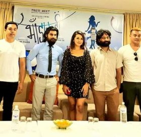 ‘भाँडाकुटी’ खेल्दै कलाकार तथा मोडेल शेखर सुवेदी