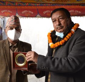 हाँस्यव्यङ्ग्य कलाकार पाँडे र पौडेललाई मेयर चालिसेद्वारा भैरव पुरस्कार प्रदान