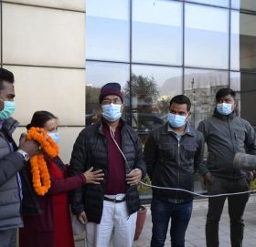 कोरोना जितेर ३६ दिन पछी ग्रान्डी अस्पतालबाट कांग्रेस नेता मीन बिश्वकर्मा डिस्चार्ज