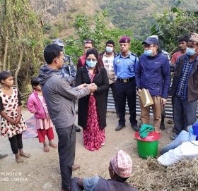 आगोलागीमा परी बालक गुमाएका परिवारलाई २ लाख नगदसहित राहात सामाग्री हस्तान्तरण : ७ लाख बराबरको क्षति(भिडियोसहित)