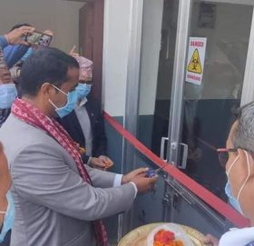 सिन्धुलीमा कोभिड अस्पताल संचालनमा : एक कराेड ३५ लाख बराबरकाे मेशिनरी उपकरणहरु हस्तान्तरण