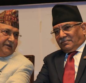 ओलीले संसद विघटन गर्न सिफारिस गरे लगत्तै प्रचण्ड बालुवाटार पुगे