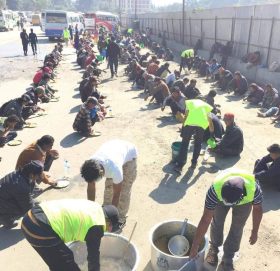 खुल्ला मञ्चमा खाना खुवाउने काम नरोक्न साझा पार्टीको चेतावनी : चुनौती स्वारुप भोली पार्टीले सामुहिक खाना खुवाउने