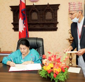 प्रतिनिधिसभा भंग, वैशाख १७ र २७ गते मध्यावधि निर्वाचनको घोषणा