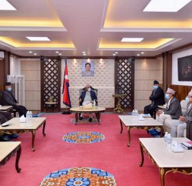 प्रधानमन्त्री ओलीले गरे निर्वाचन आयाेगका प्रमुखहरूसँग नयाँ निर्वाचन सम्बन्धमा छलफल