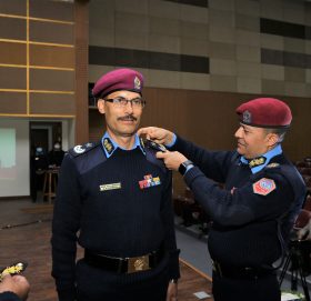 अतिरिक्त महानिरीक्षक विश्वराज पोखरेललाई, प्रहरी महानिरीक्षक शैलेश थापा क्षेत्रीबाट दर्ज्यानी चिन्ह ग्रहण