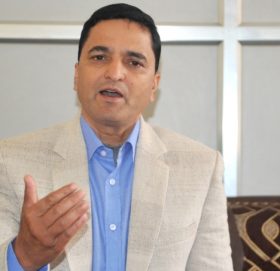 ओलीलाई योगेश भट्टराईको जवाफ हो म केटो हुँ तर ओली के हुन पुष्टि हुन बाँकि छ (भिडियो)