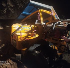 पकरवासमा टिफर दुर्घटना : चालक गम्भिर घाइते, मन्थलीमा उपचार हुदै