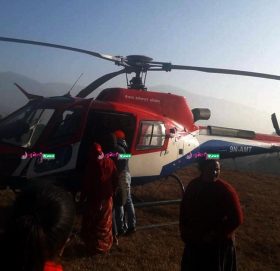 बाम्तिभण्डारबाट दुई दिनदेखि सुत्केरी हुन नसकेकी महिलाको हेलिकप्टरबाट उद्धार : काठमाडौं लागियो